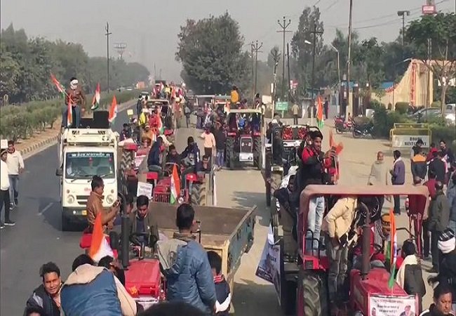 कृषि कानून के समर्थन में किसानों ने निकाली ट्रैक्टर रैली