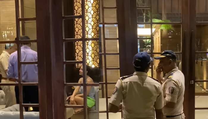 Mumbai Police At Malaika Arora House