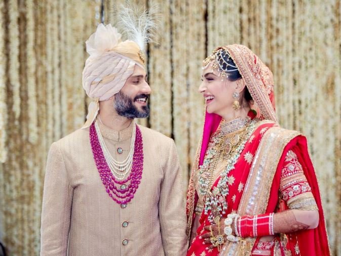 Sonam kapoor tie a knot with hubby anand, see newlywed couple pics