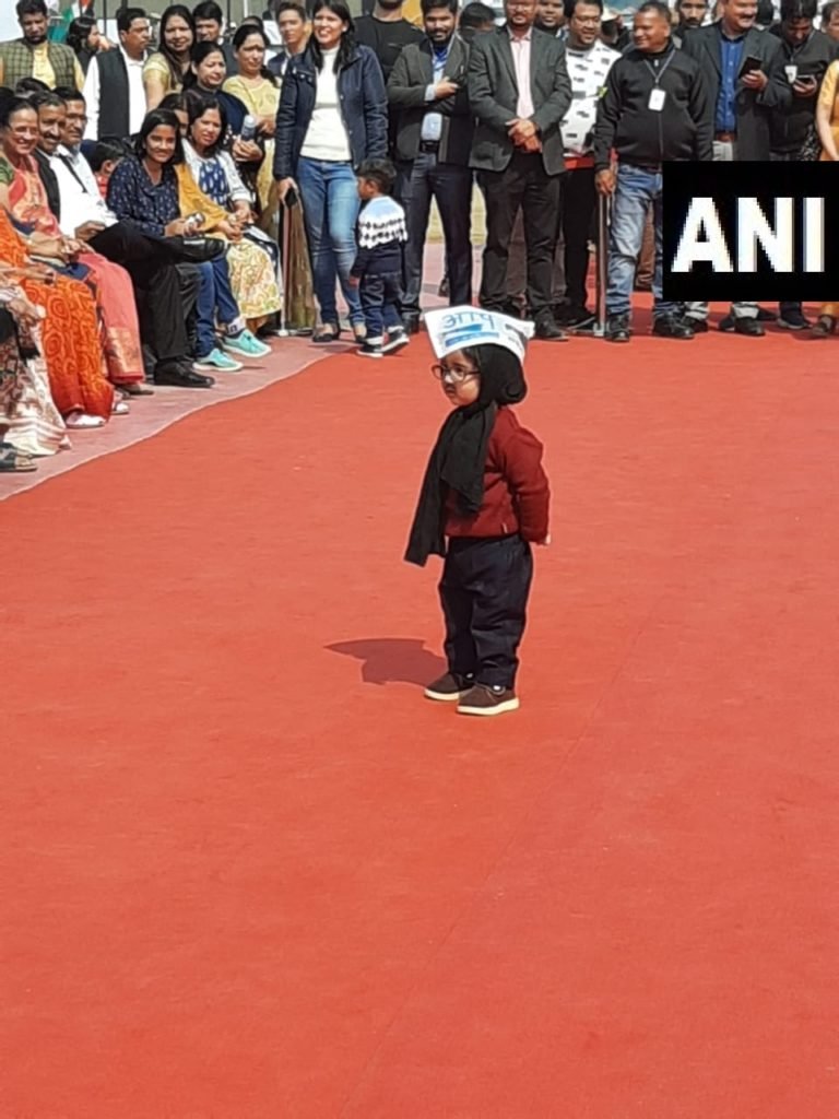 Baby mufflerman in Kejriwal oath ceremony