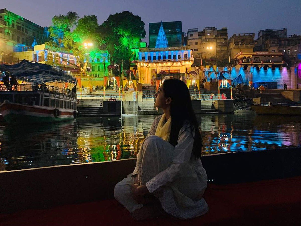 Sara ali khan In Varanasi ganga ghat