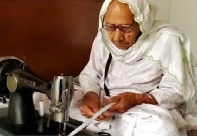 Gurudev kaur making mask for Peoples at age of 98