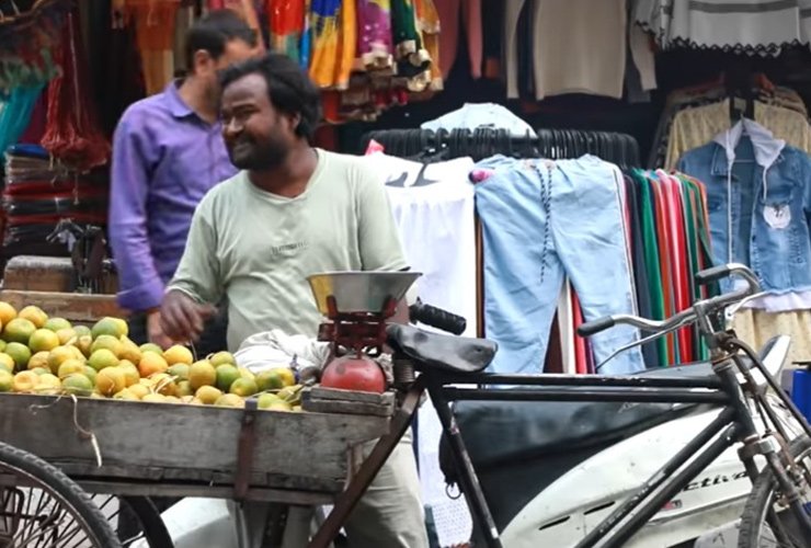Dream Girl actor diwakar selling fruits