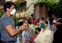 Video: भरोसे का नाम बन चुके हैं सोनू, देश भर से लोग मदद मांगने पहुंच रहे अभिनेता के घर के बाहर..