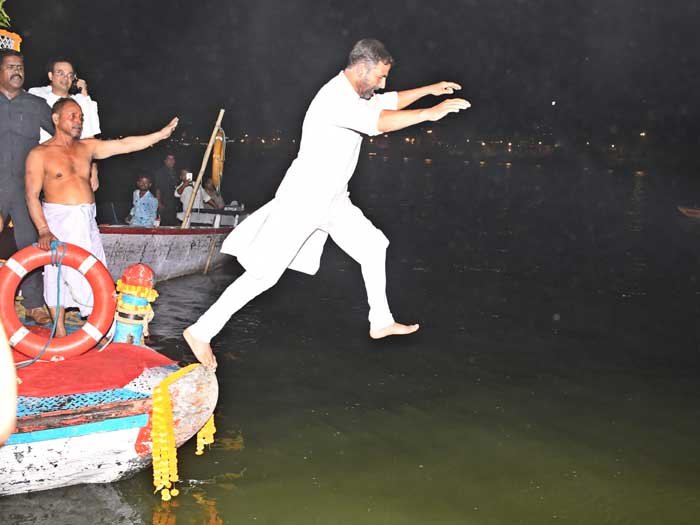 Akshay take Holy Dip in Ganga